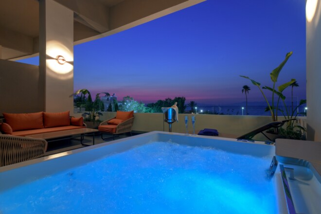 01_Maisonette-Front-Sea-View-balcony-outdoor-heated-jacuzzi-night-view